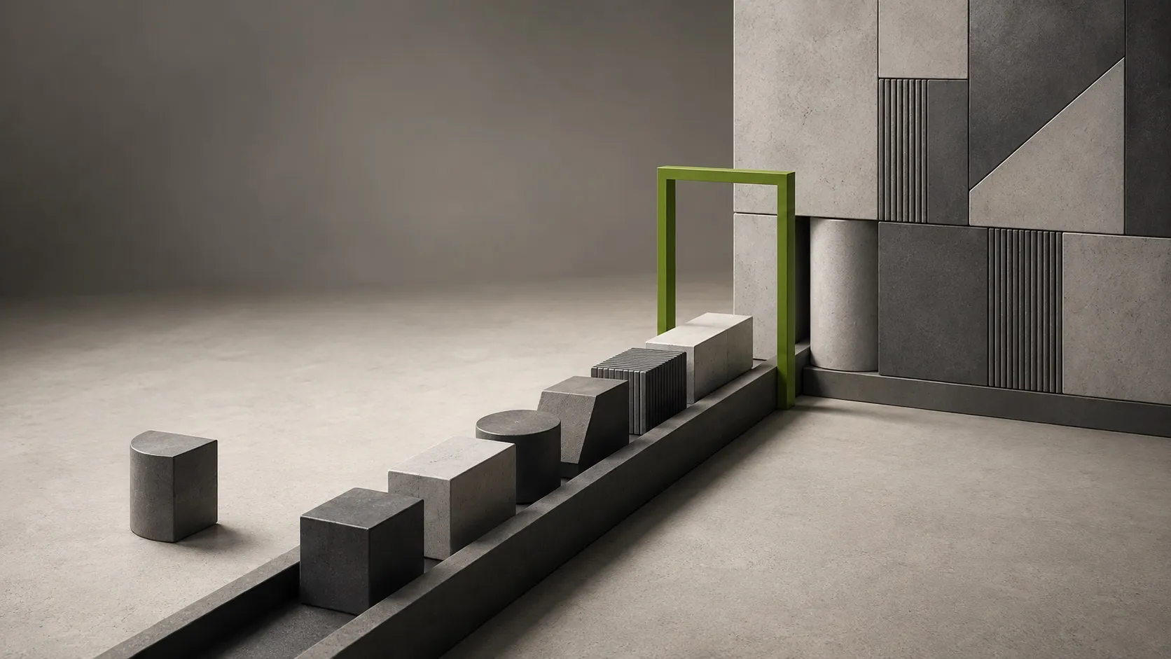 File de blocs modulaires gris alignés sur un rail étroit vers un portique vert, seul point de passage vers un mur de panneaux assemblés ; un bloc écarté repose hors du rail.