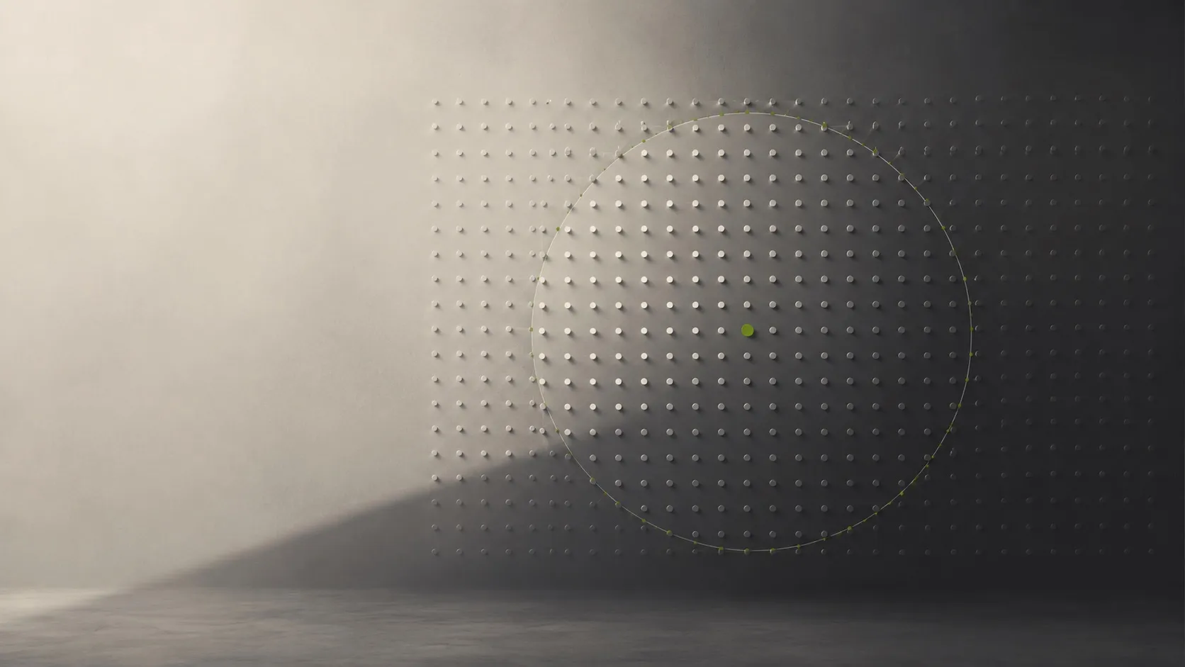 Une grille régulière de repères blancs sur un mur qui s'efface dans l'ombre ; un cercle fin et un unique point vert en marquent le centre, image d'une mesure qui choisit ce qu'elle observe plutôt que de tout voir.