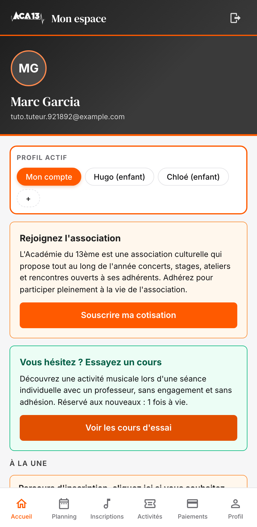 Espace membre mobile avec sélecteur de profils permettant à un parent de basculer entre son compte et ceux de ses enfants.